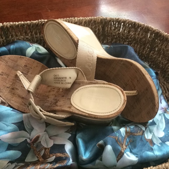 Coach Cream Wedge & Brown Leather Wristlet - Picture 4 of 8